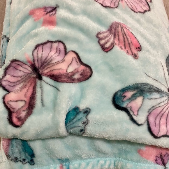 Butterfly Print Plush Blanket - Picture 2 of 2
